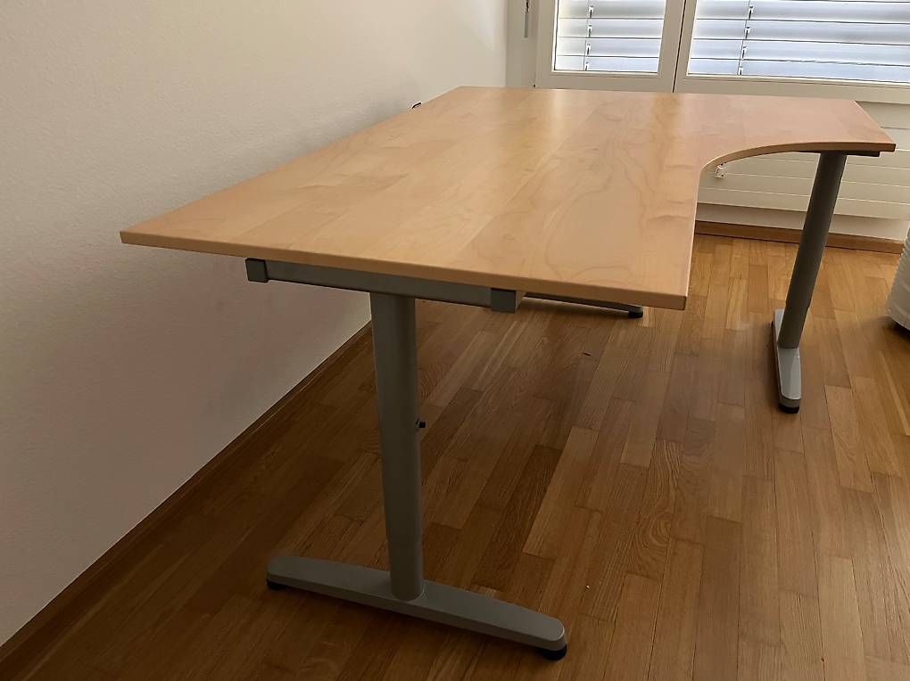 Bureaux: Eckschreibtisch mit Kabelkanal – D'occasion à Hölstein par Semperfi95 1