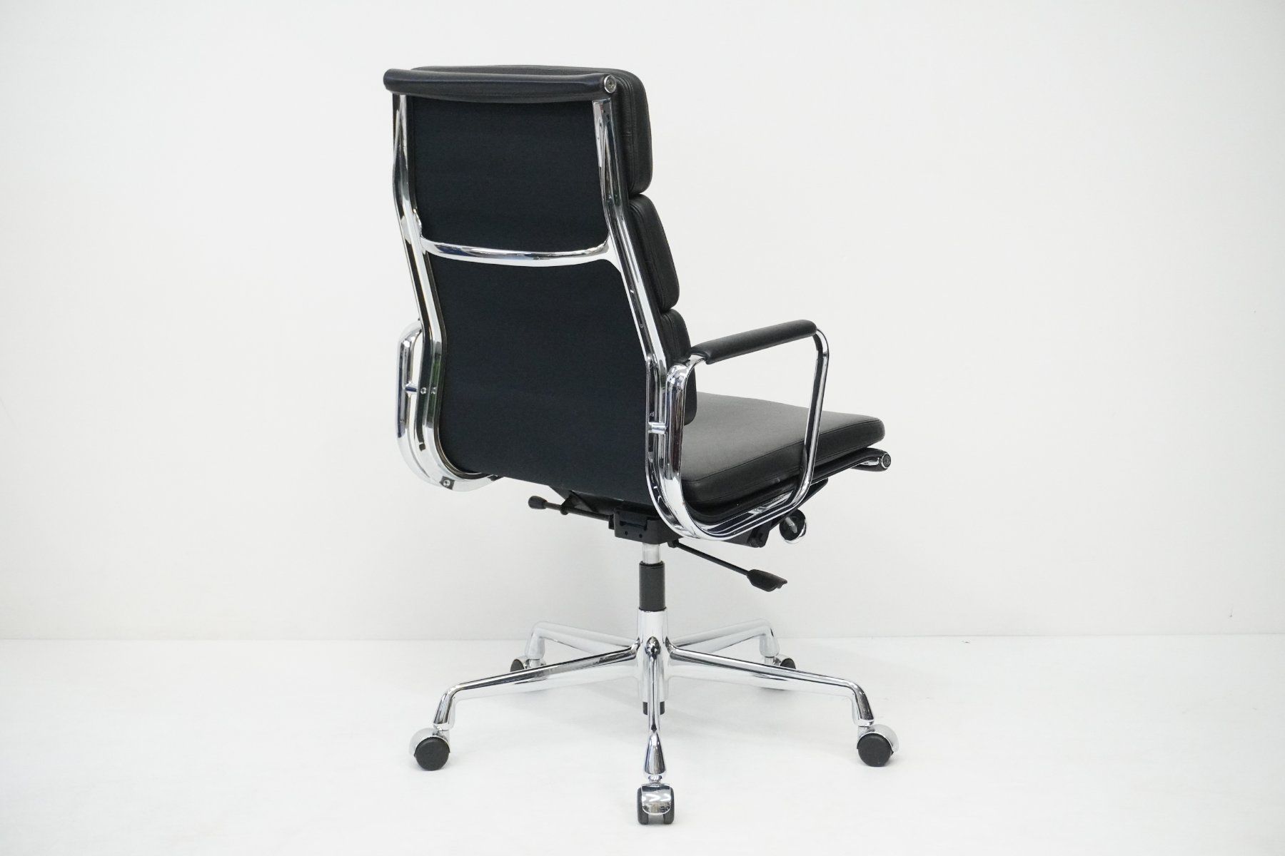 Vitra Sedie: Designklassiker Vitra Eames Soft Pad EA219 Leder schwarz – Usato da Bad Zurzach venduto da QLASSIQ 5