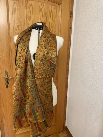 Goldener Schal mit Muster