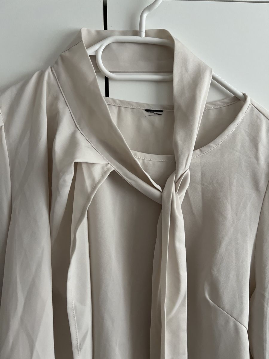 Shein Blusen: Chemisier beige avec nœud taille S – Neu (gemäss Beschreibung) aus Renens VD von sar_bwz5 1