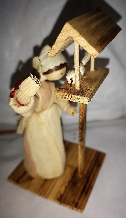 Statuette: Maisblatt Frau beim Vögelfüttern – Nuovo (secondo la descrizione) da Lutzenberg venduto da Pinschi01