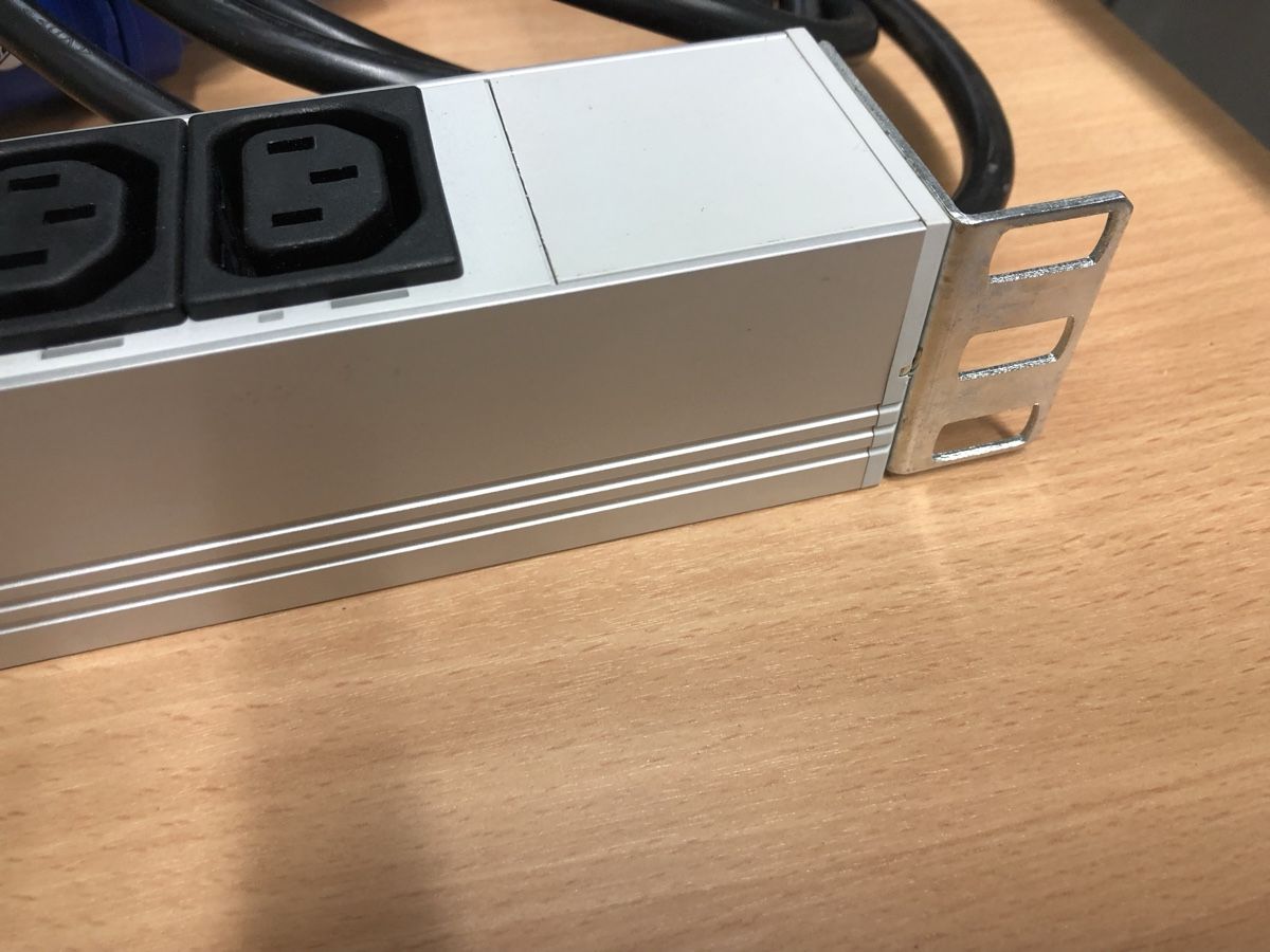 Alimentazione elettrica: Steckerleiste Verteiler Server Rack 6221 Rickenbach LU – Nuovo (secondo la descrizione) da Emmenbrücke venduto da Plan-C-Liquidationen 3