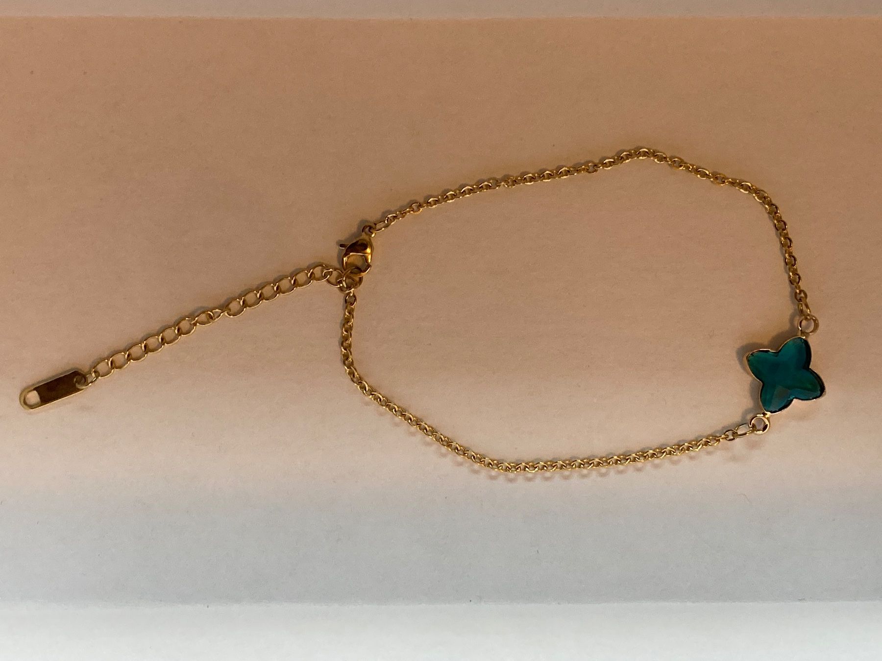 Bracciali & Braccialetti: Bracelet chaînette dorée cabochon fleur bleue – Nuovo e nell'imballaggio originale da Genève venduto da ct_fqr8