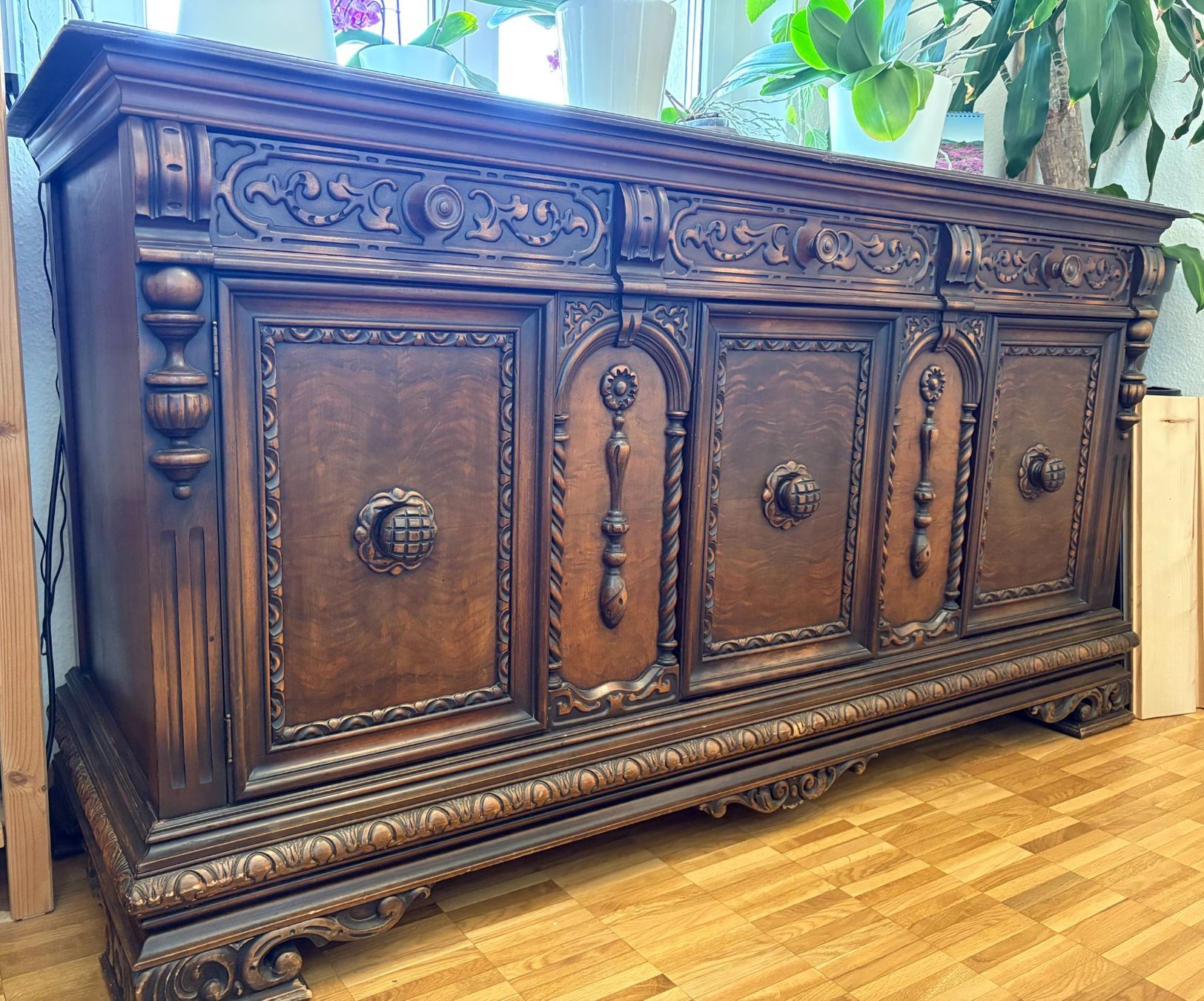 Cassettiere: Sideboard aus Holz mit Zierschnitzereien – Usato da Menzingen venduto da Pacific_5un