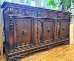 Sideboard aus Holz mit Zierschnitzereien