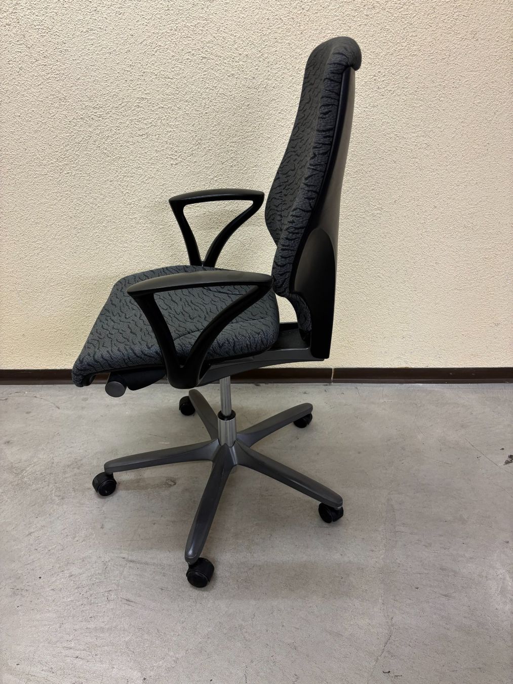 Giroflex Chaises: Bürostuhl Giroflex 64 – D'occasion à Hinwil par fac_688b 1