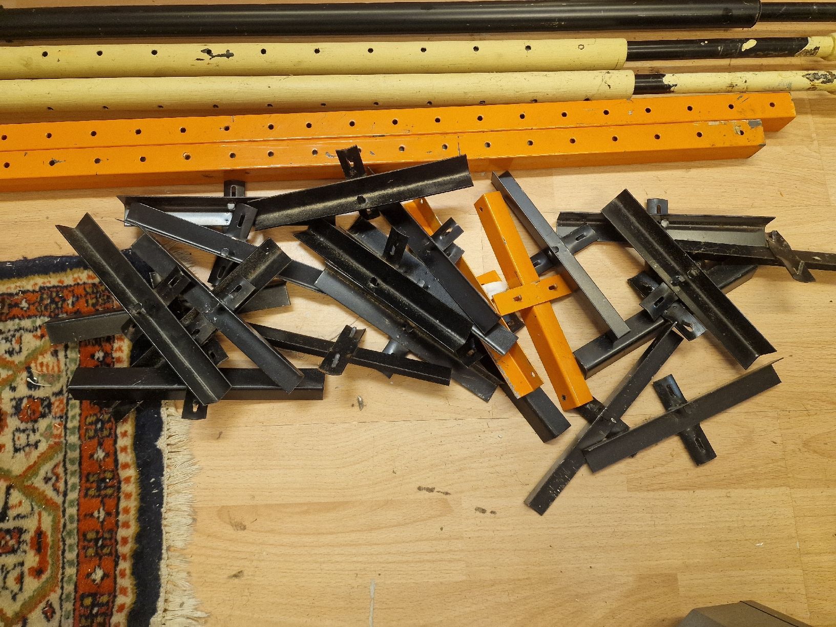 Scaffali: Konvolut 5× teleskopstangen/Regalsystem – Usato da BERN venduto da Intarsia 1