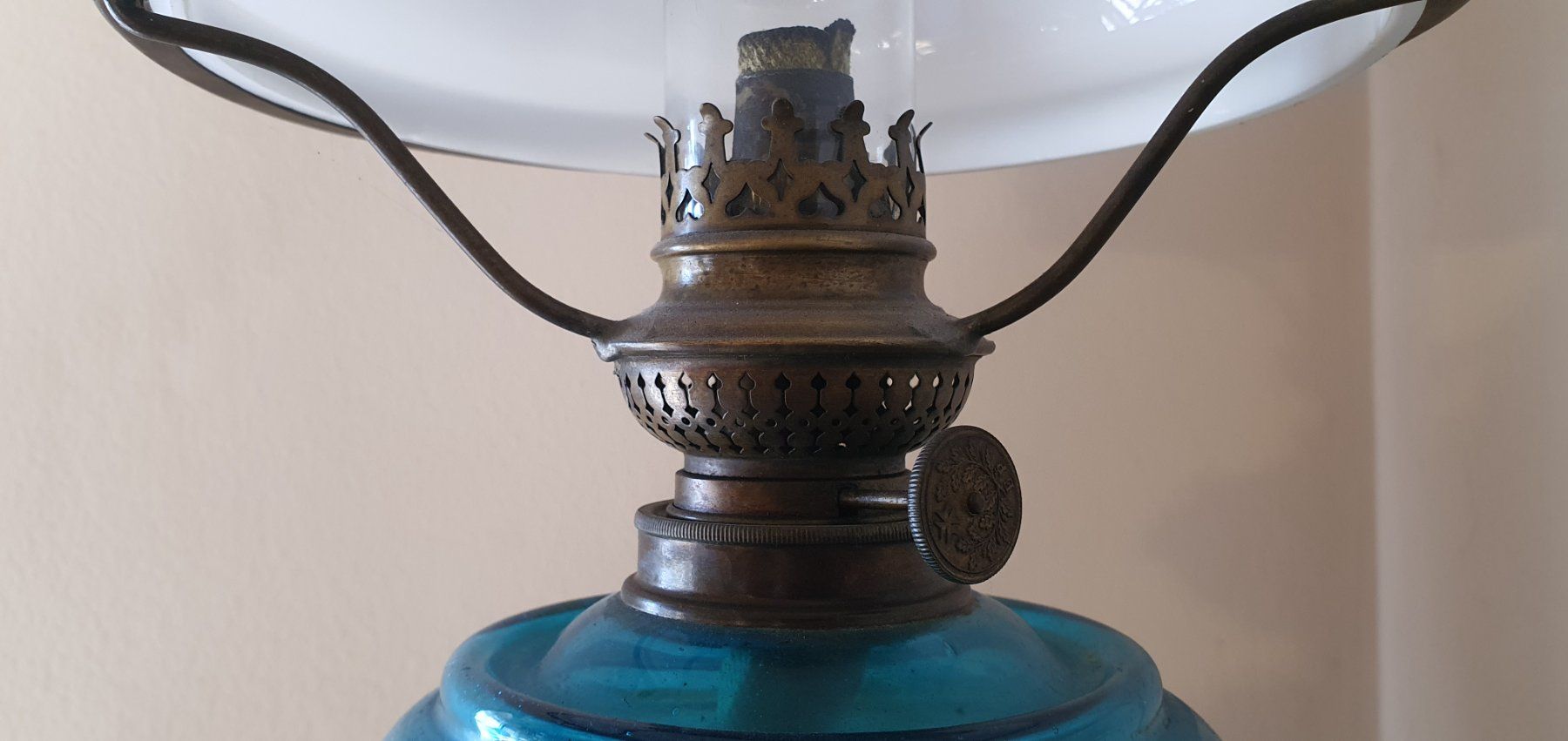 Lampade: Antike Petroleum Lampe (Opalglas) – Usato da Riggisberg venduto da Yellowcoyote 3