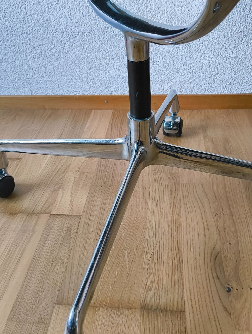 Vitra Chaises: Vitra Eames Softpad Chair auf Rollen – D'occasion à Bäch SZ par Architekt66 8