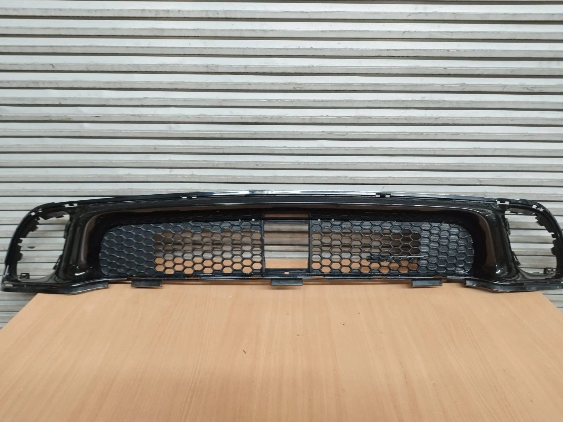 Jeep Tutti pezzi di ricambio auto: Jeep Grand Cherokee WK2 SRT Lufteinlassgitter – Usato da Zittau venduto da BB-Jeep-Teile