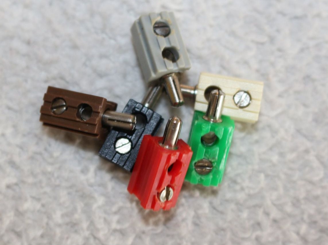 Modelleisenbahnen: H0 Steckers mit Querloch - Set mit 25 Stk. spezielle Version – Gebraucht aus Roveredo GR von  1