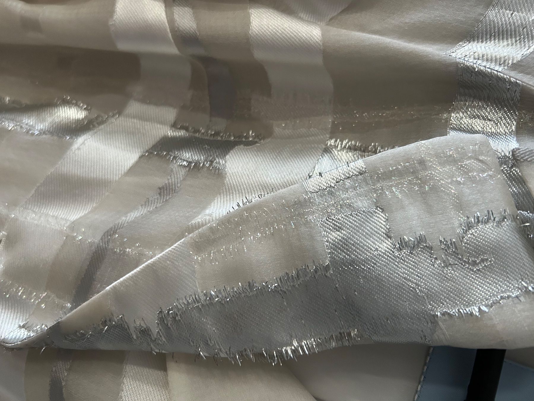 Mäntel: Silk silver/white trench coat by Blumarine – Gebraucht aus Biel/Bienne von zit_v5yc 2