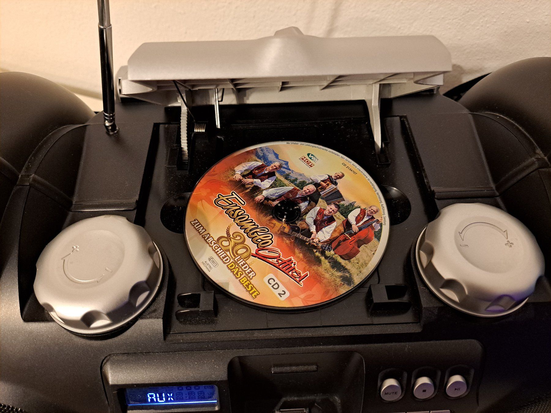 Dual Tragbarer Mediaplayer: Dual Ghettoblaster mit Mp3- Pl. anschluss, +Aux, CD, FM, MP3 – Gebraucht aus Spiez von Pistach99 4
