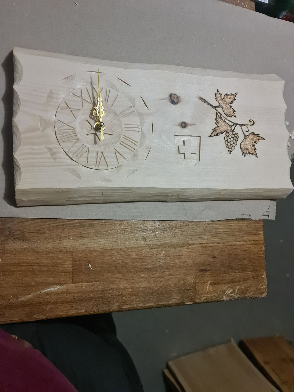Articoli in legno: arvenuhr geschnitzt,traube – Nuovo (secondo la descrizione) da Siebnen venduto da Holzwork75 1