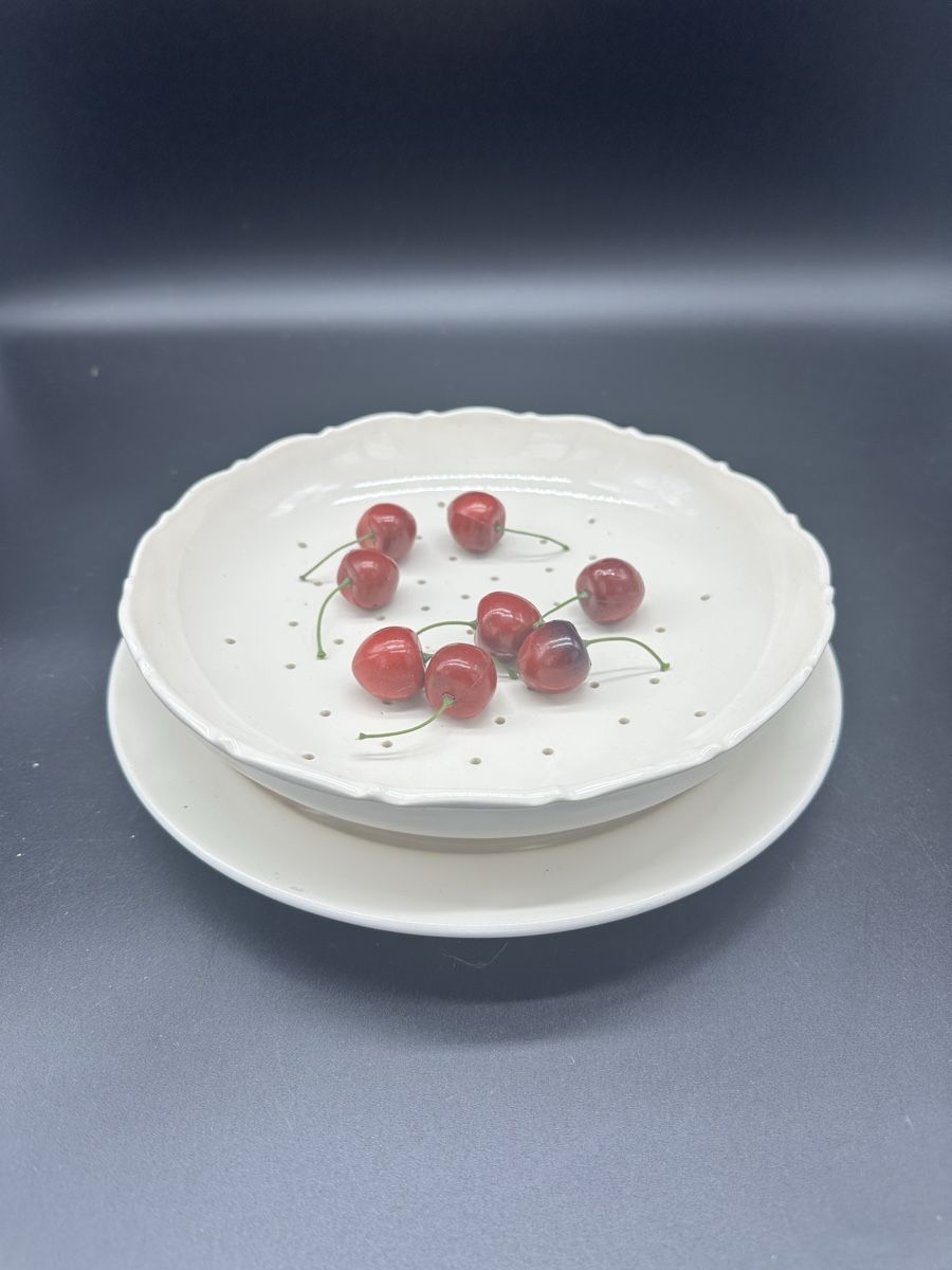 Ciotole: Delft Berry Strainer & Under Plate – Usato da Villmergen venduto da JacRon