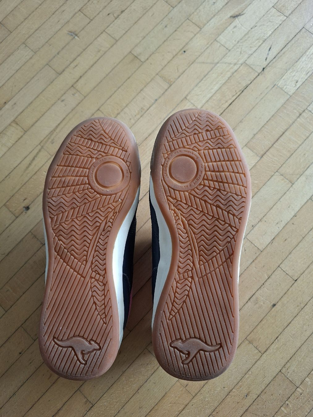 Schuhe für Mädchen: Turnschuhe / Hallenschuhe Grösse 34 – Gebraucht aus Staufen von suzykathmandu 2