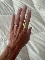 Bague large dorée, motif floral gravé, style boho chic été.