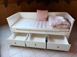 Lit banquette IKEA HEMNES avec 3 tiroirs + 2 matelas