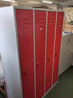 Garderobenschrank 4er mit roten Türen