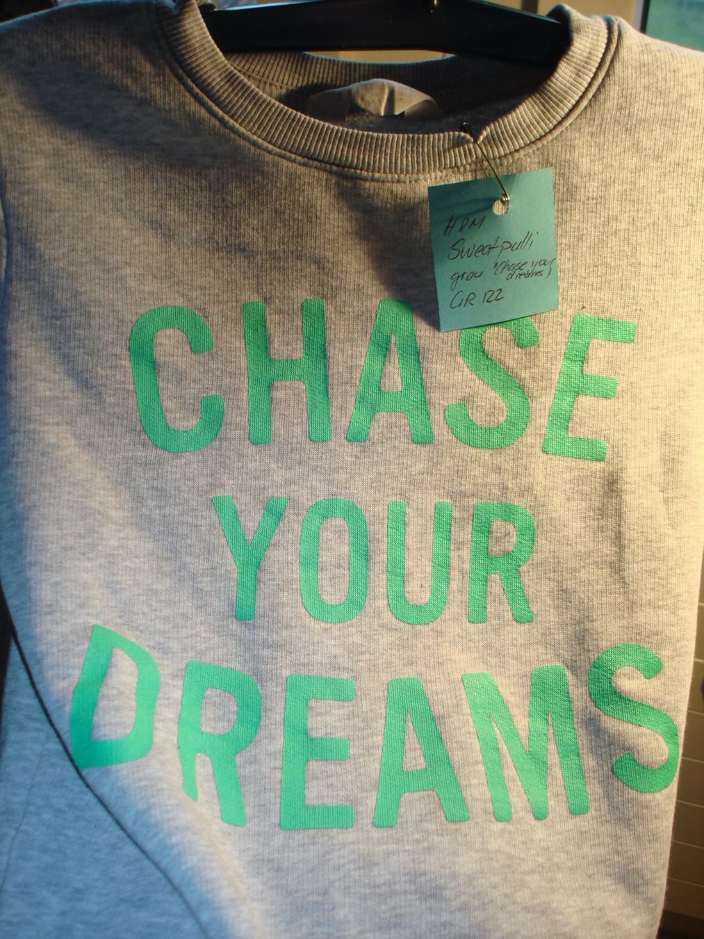 H&M Maglioni & Felpe: H&M Sweatpulli grau "Chase your Dreams & Bermudas braun, 122 – Usato da Boswil venduto da LuziaB01 1