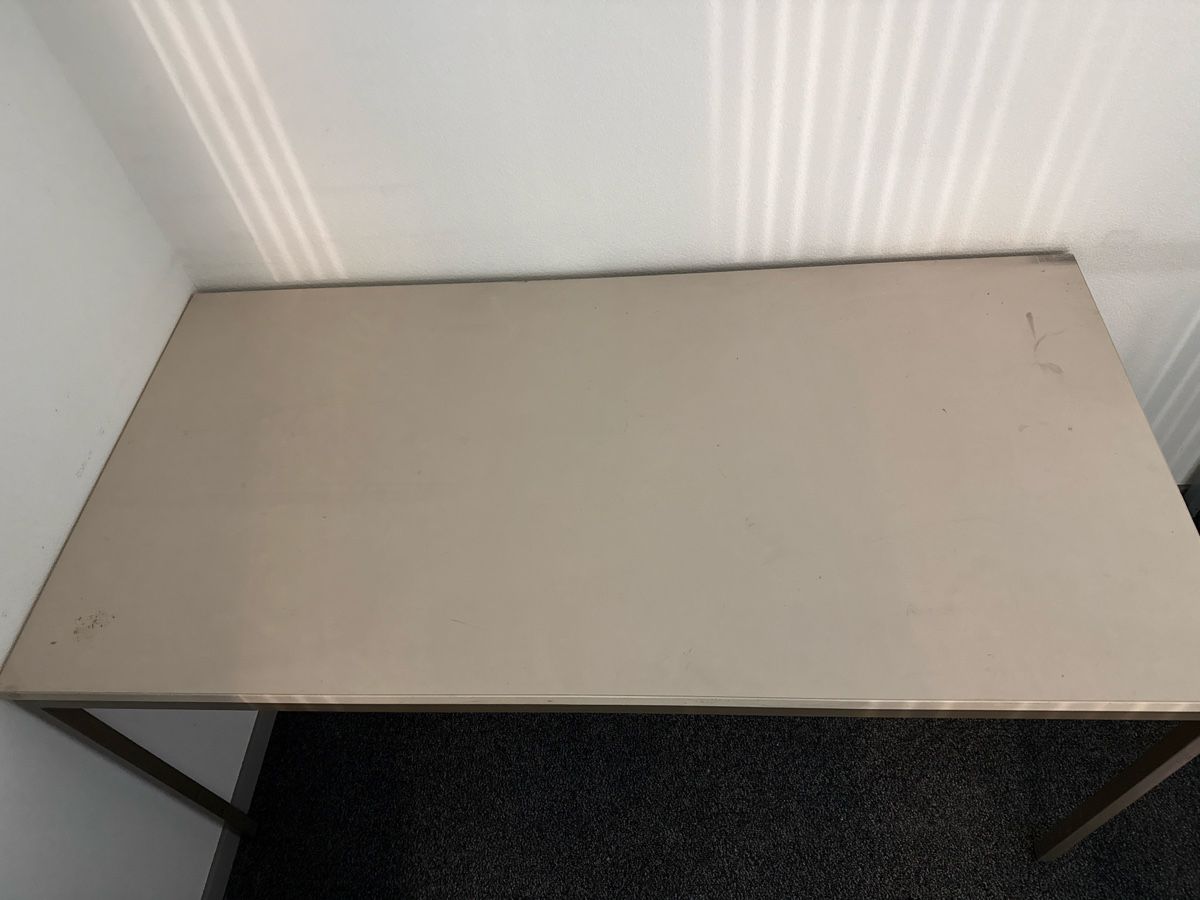 Schreibtische: Arbeitstisch / Bürotisch – Gebraucht aus Schüpfen von ASC15 1