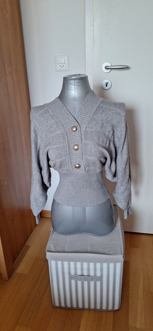 Maglioni & Felpe: joli pull gris, dos laçé – Nuovo e nell'imballaggio originale da Lussery-Villars venduto da pousinete02 3
