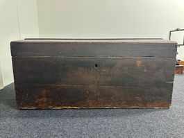 Antike Holztruhe - Dekorative Aufbewahrung