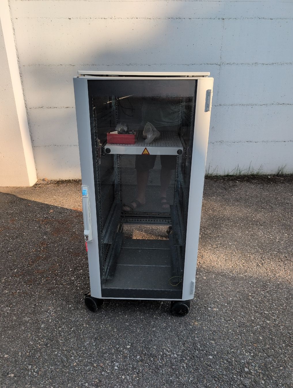Rittal Racks & Cavalletti: Rittal Serverschrank mit Rollen und Glastür – Usato da Malters venduto da Ruemlibart 1