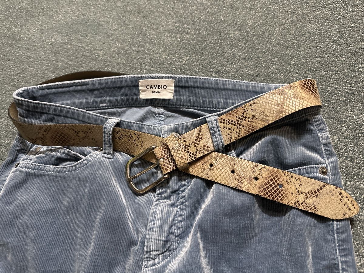 Cambio Pantaloni: Cambio Cordhose Gr 40 blau mit Ledergurt  – Nuovo (secondo la descrizione) da Baltschieder venduto da YmroBe 1