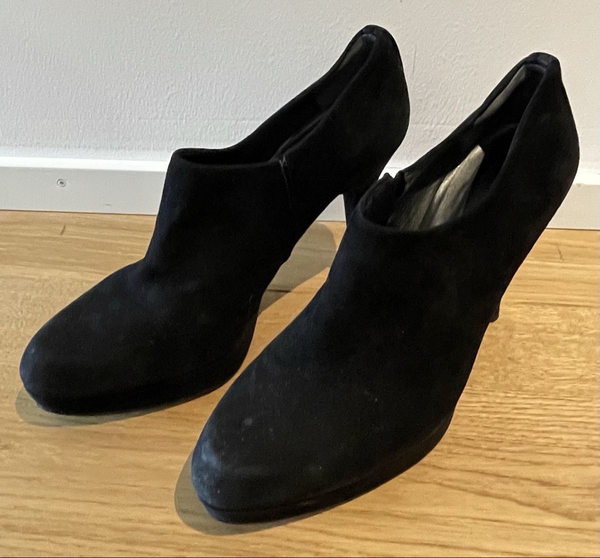 Stuart Weitzman Scarpe da donna: Stuart Weitzman Ancleboot Wildleder schwarz Gr. 37-38 – Usato da Zürich venduto da mar_9xc5