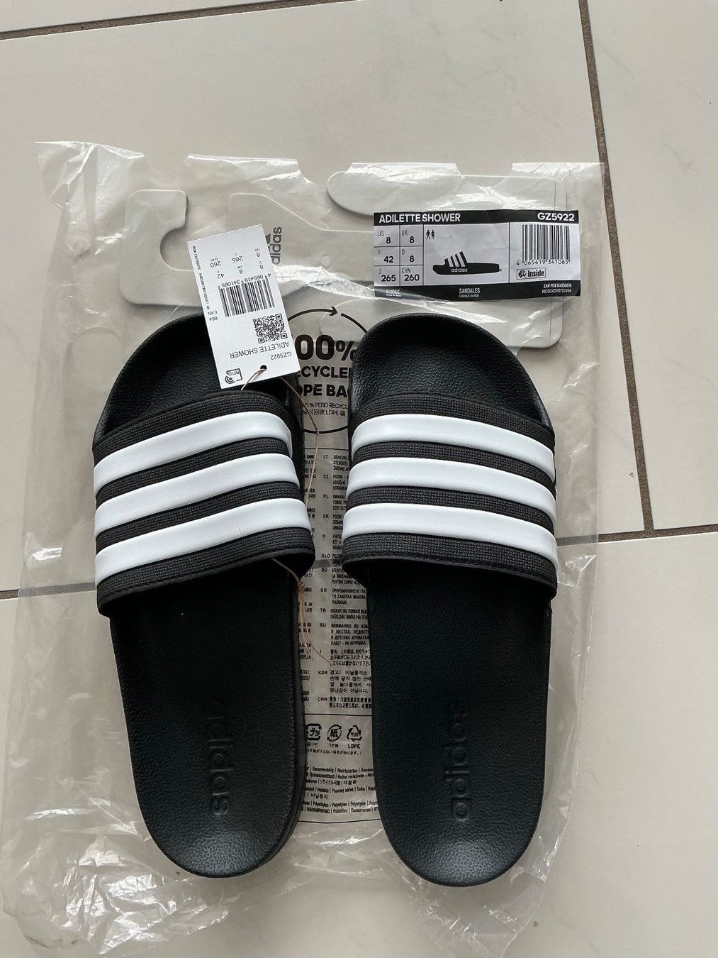 Adidas Scarpe da uomo: Adiletten Gr.42 Schwarz – Nuovo e nell'imballaggio originale da Biel-Benken BL venduto da Sahra1