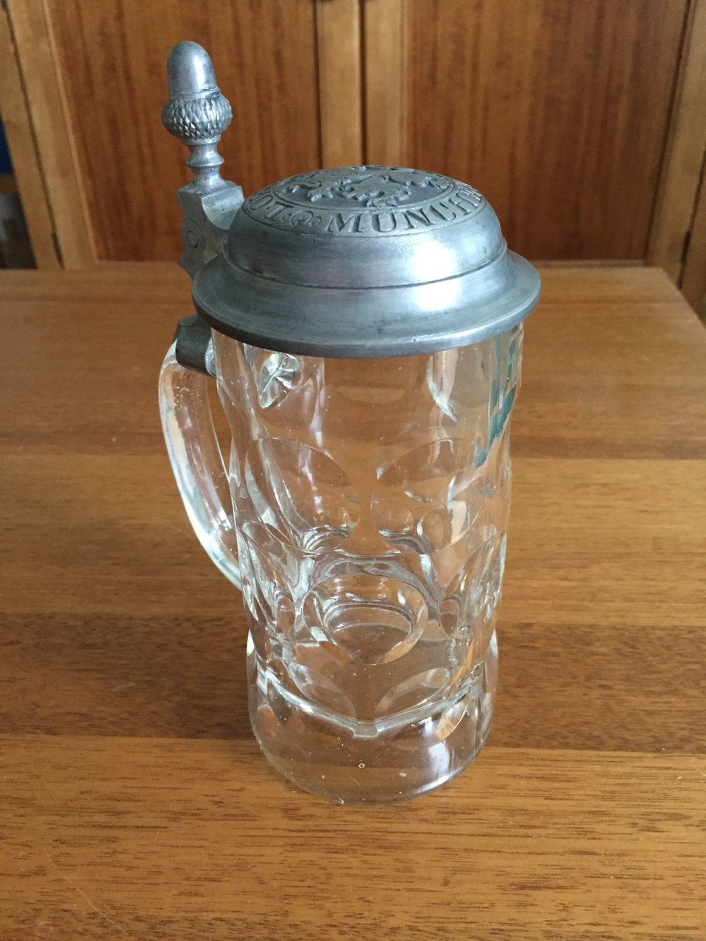 Gläser: Glas Bierkrug mit Zinndeckel Löwenbräu – Gebraucht aus Gossau ZH von peabo
