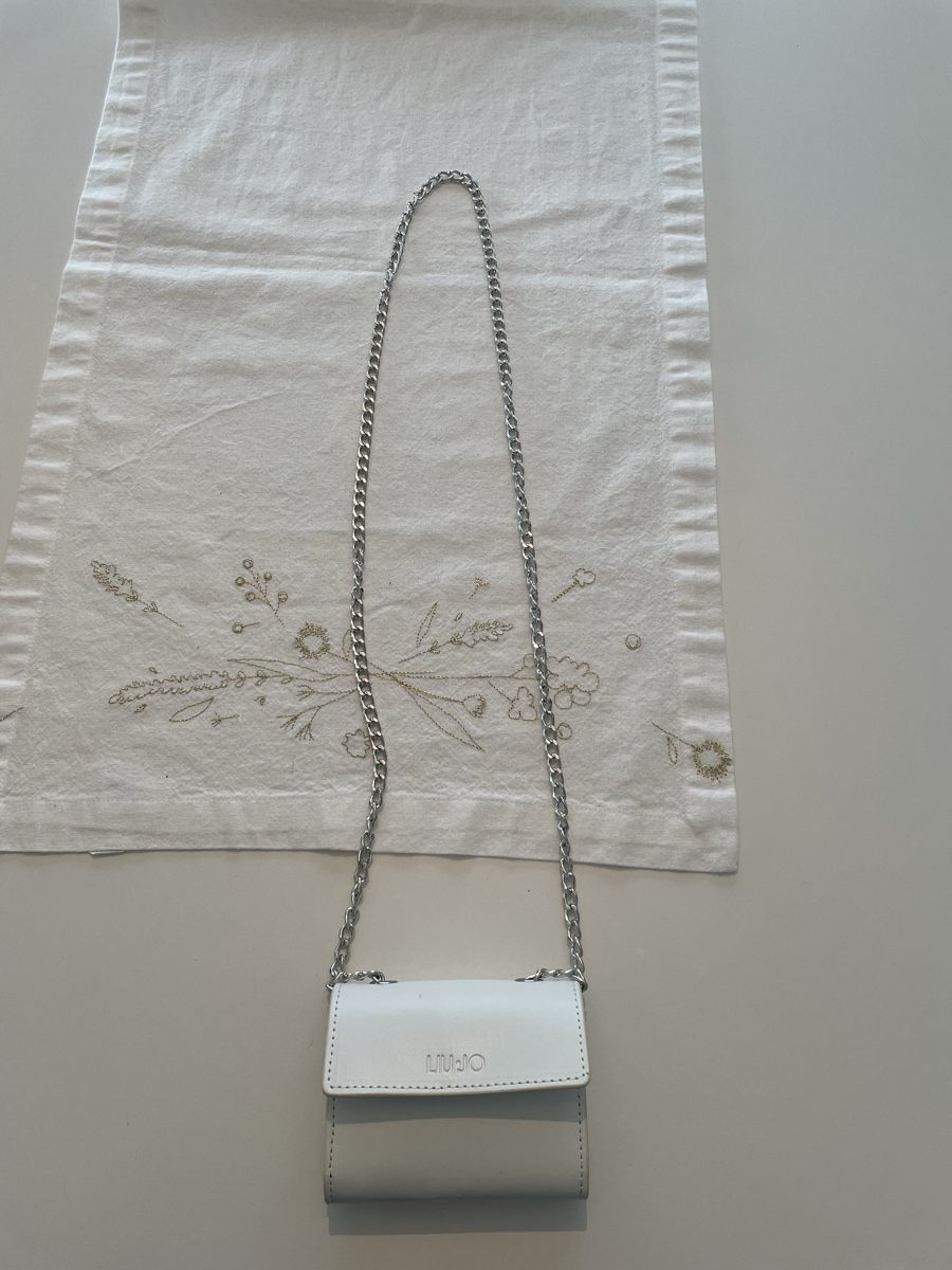 Liu Jo Borse & Zaini: Borsetta bianca Liu Jo con catena argento – Nuovo (secondo la descrizione) da Gossau ZH venduto da SistersBeauty
