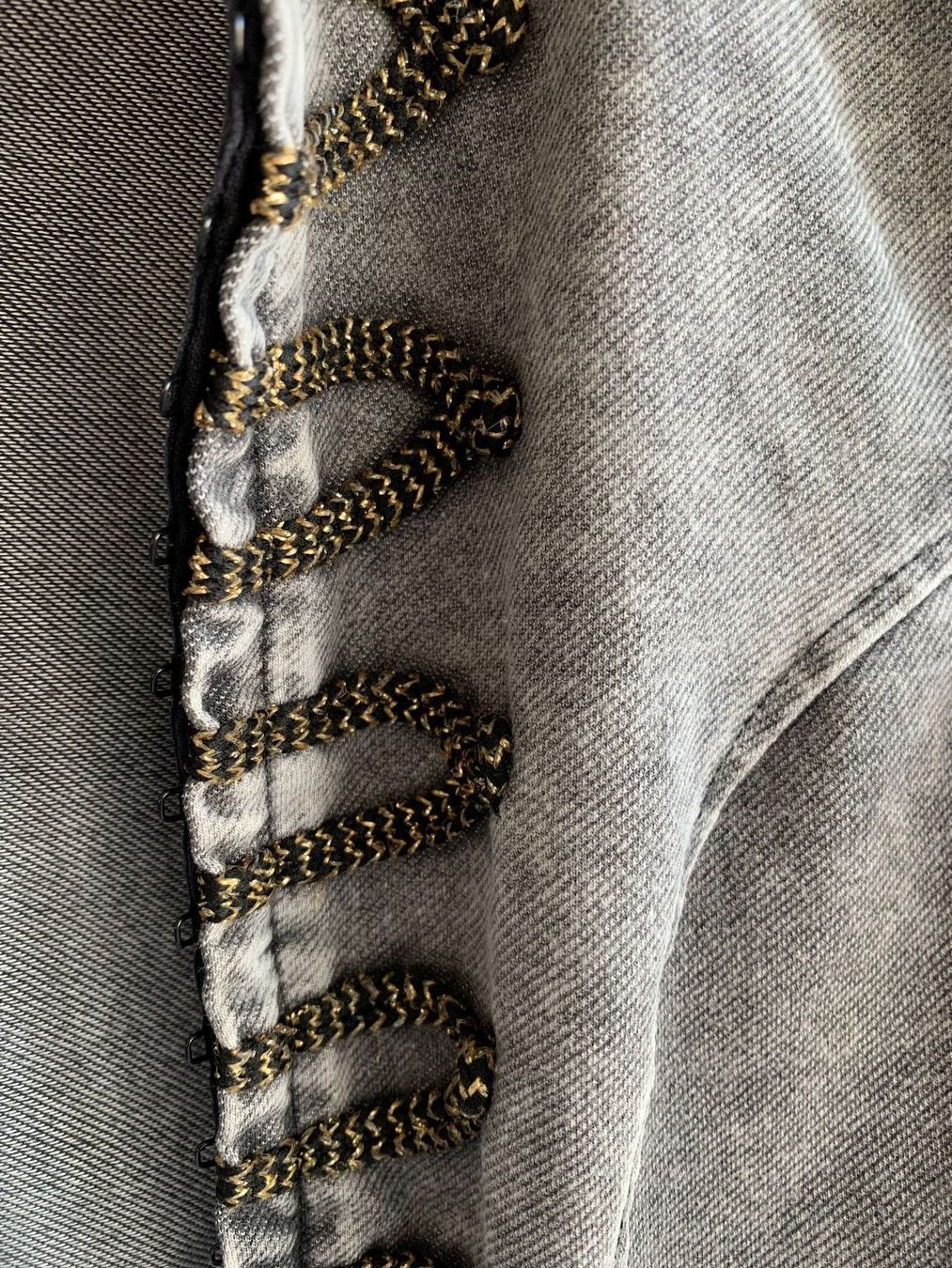 H&M Bolero: Bolerojäckchen mit Goldbordüre – Usato da Bern venduto da Fraeuleinhonig 4