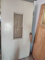 Alte weisse Wohnungstür mit Fenster, CHF 1.--
