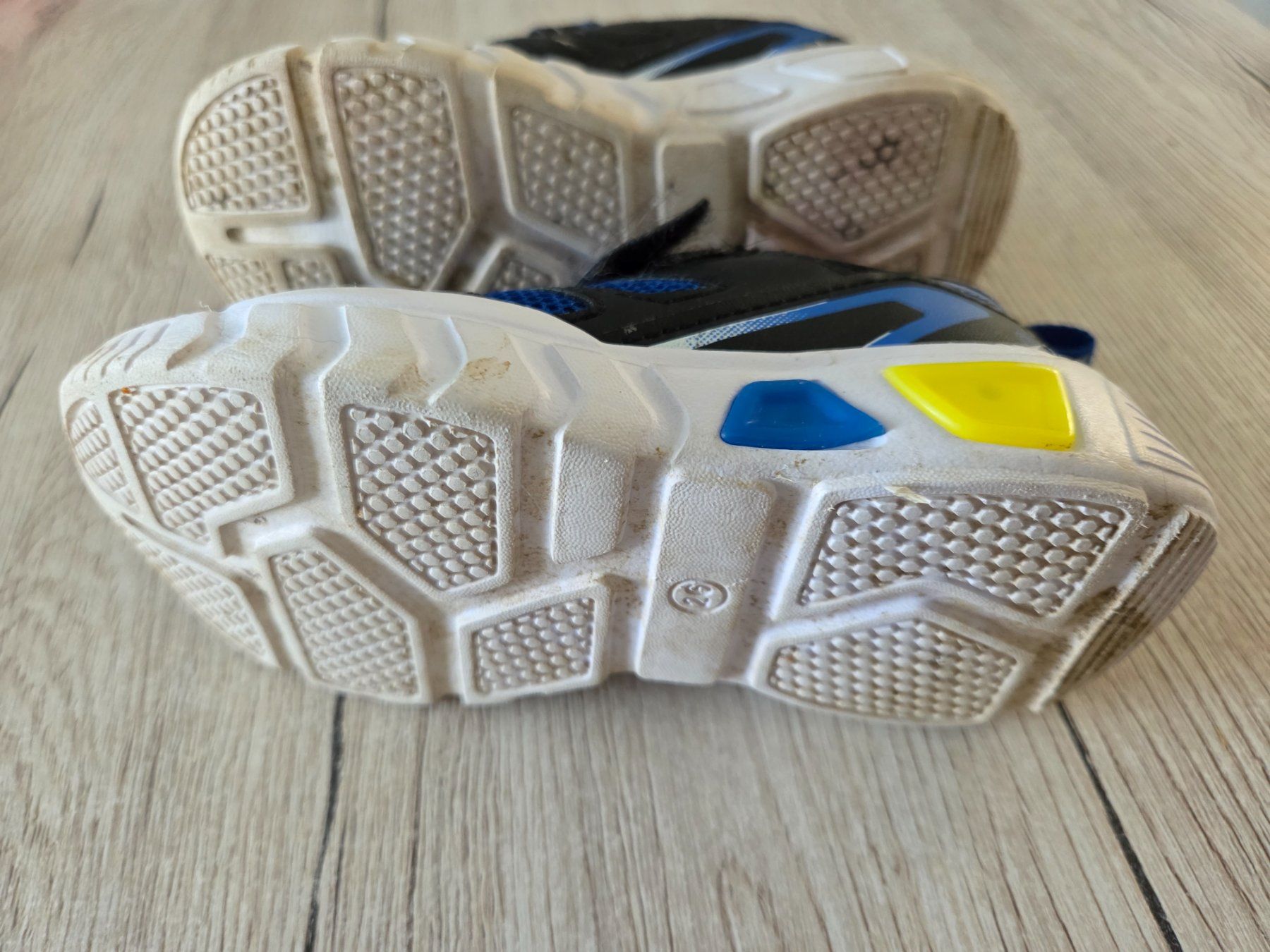 Scarpe per ragazzi: Turnschuhe mit Blinkfunktion gr.26 – Usato da Grossdietwil venduto da GNOM313 3
