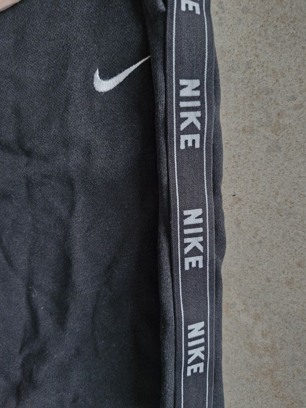 Nike Pantaloni: Nike Jogginghose schwarz - Grösse S – Usato da Balterswil venduto da and_72wd 1