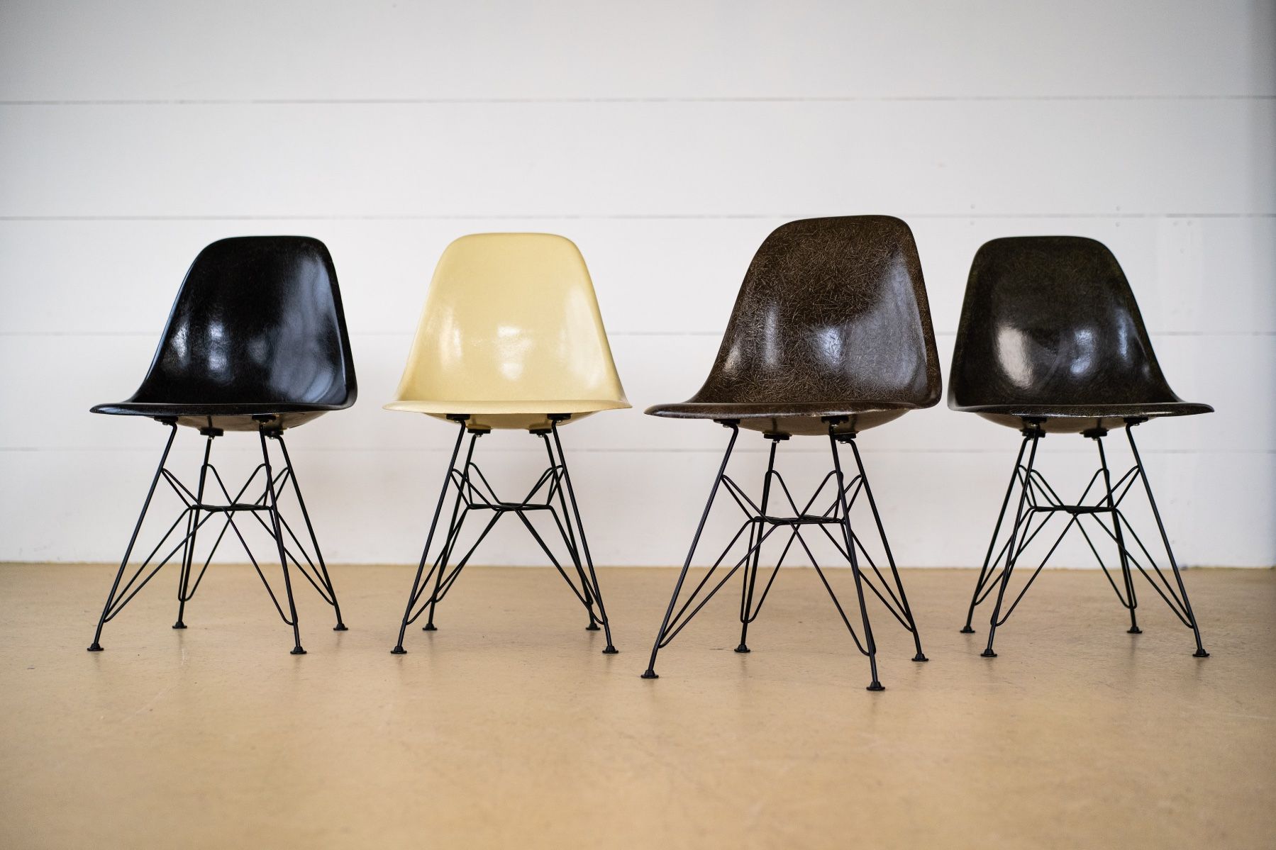 Herman Miller Stühle: Vintage Eames Fiberglas Stühle Hermann Miller - Eiffel Base – Gebraucht aus Meinisberg von atelier_TILIJA