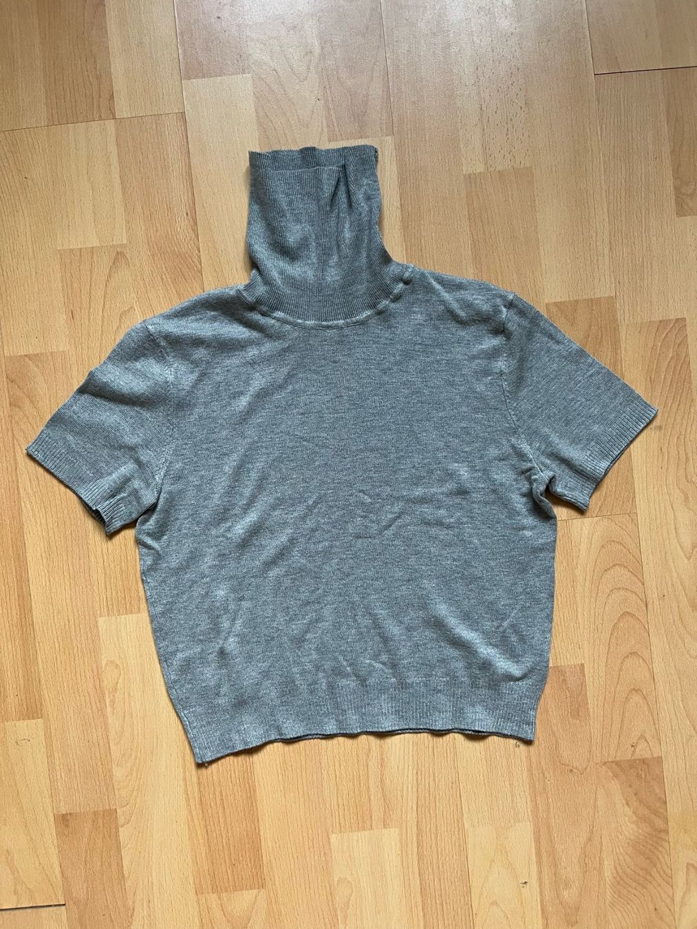 H&M Top: Grey short-sleeve knit top – Usato da Basel venduto da das_7wzs