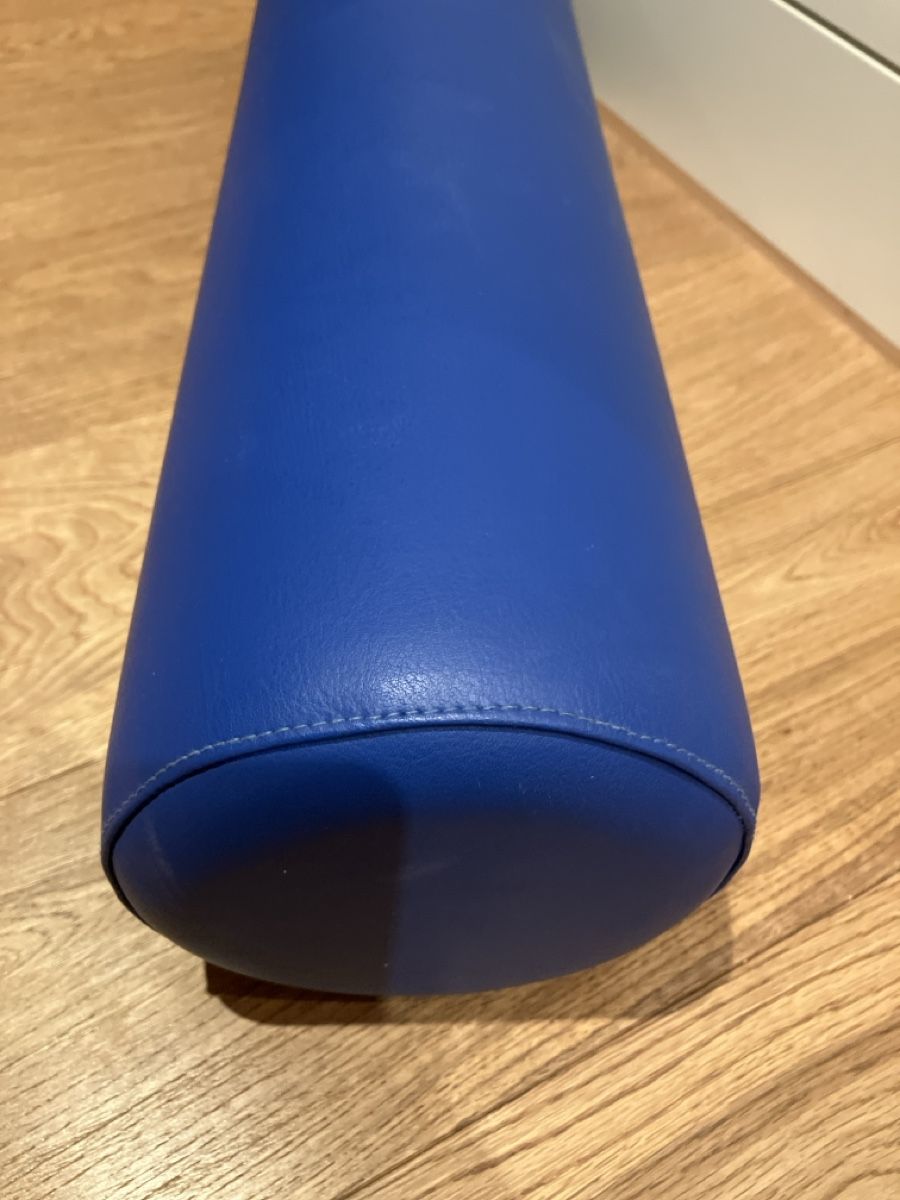 EarthLite Nackenrolle Vollrund – Massagerolle Aus 100% PU, Strapazierfähig, Mit Gurtbandgriff, Für Massageliege