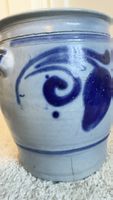 Antiker Steinguttopf mit Ohren, blau bemalt