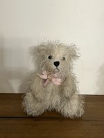 Flauschiger Teddybär mit rosa Schleife 
