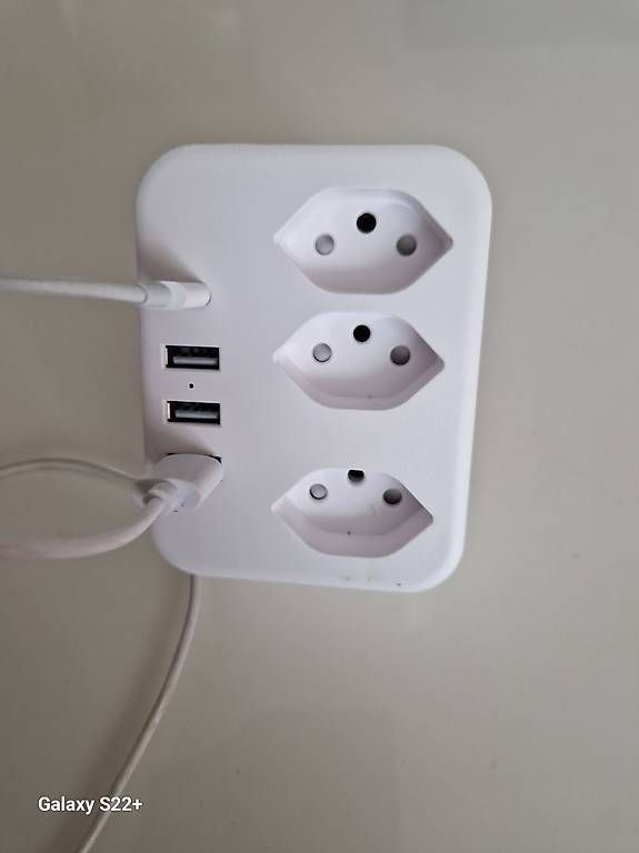 Stecker: Kompakte 7 in 1Steckdose mit dieverse Anschlusse – Gebraucht aus Flawil von Adem114
