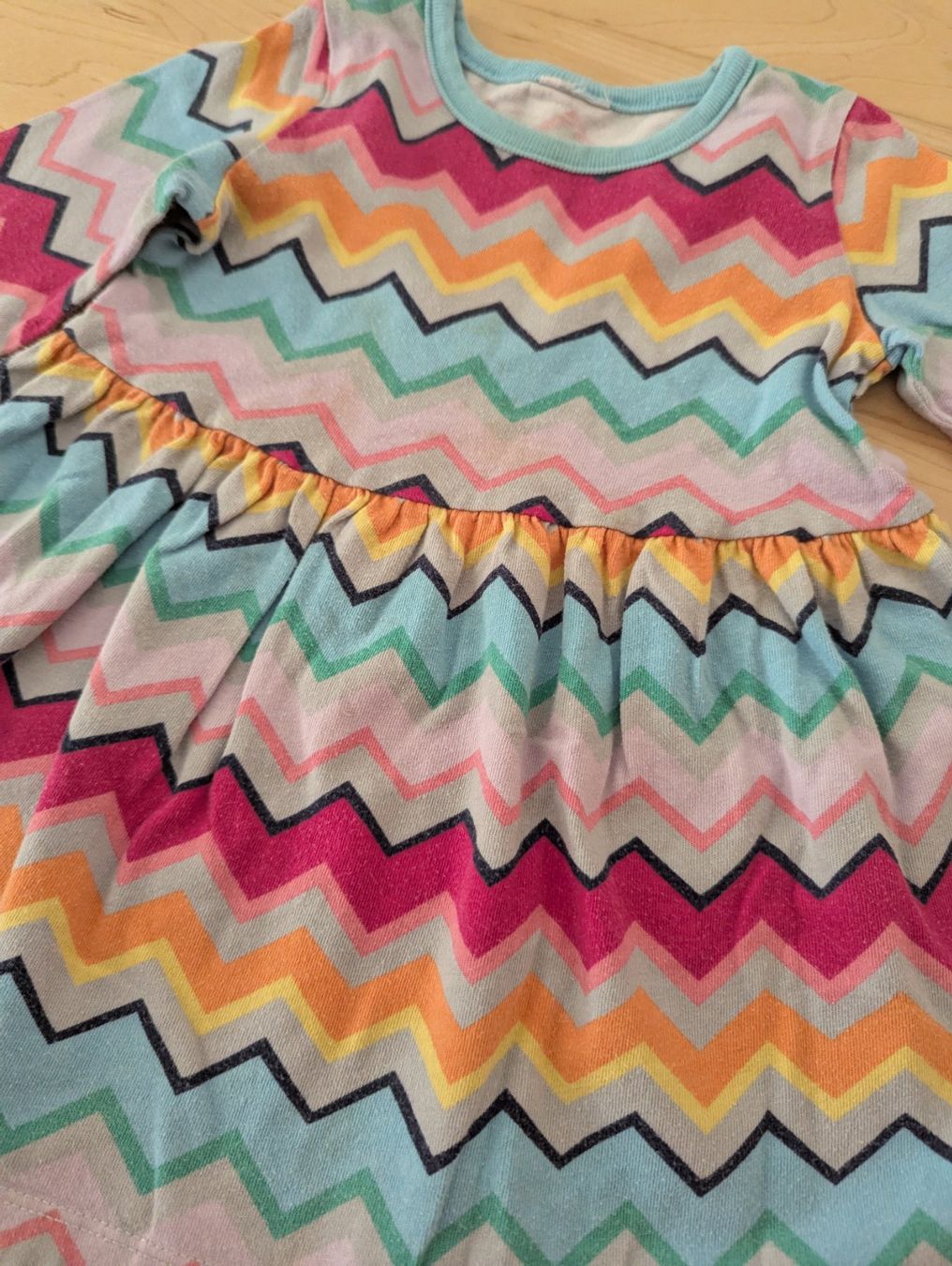 Vestiti & Gonne: Zuckersüsses Zickzack-Kleid, Gr. 80 – Usato da Uster venduto da petches 3