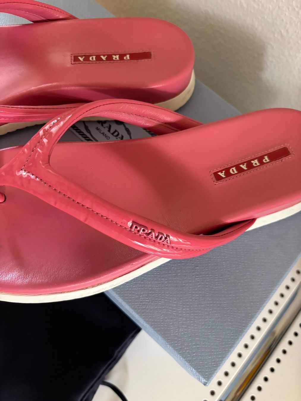 Prada Chaussures femmes: Prada Sandalen / Flipflops ,Gr.38.5, cool, Np:570.- – D'occasion à St.Gallen par shiwi12 9