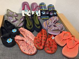 9x Kinder Wasserschuhe, Sandalen/FlipFlops & Crocs Gr. 28/29