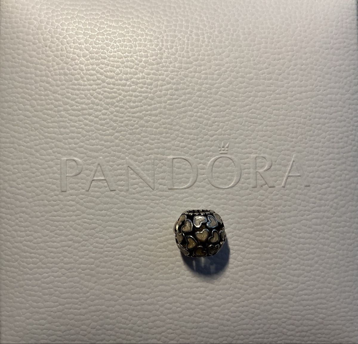 Pandora Ciondoli: Pandora Charm mit Herzen mehrfarbig – Usato da Theilingen venduto da Cykelnyckel