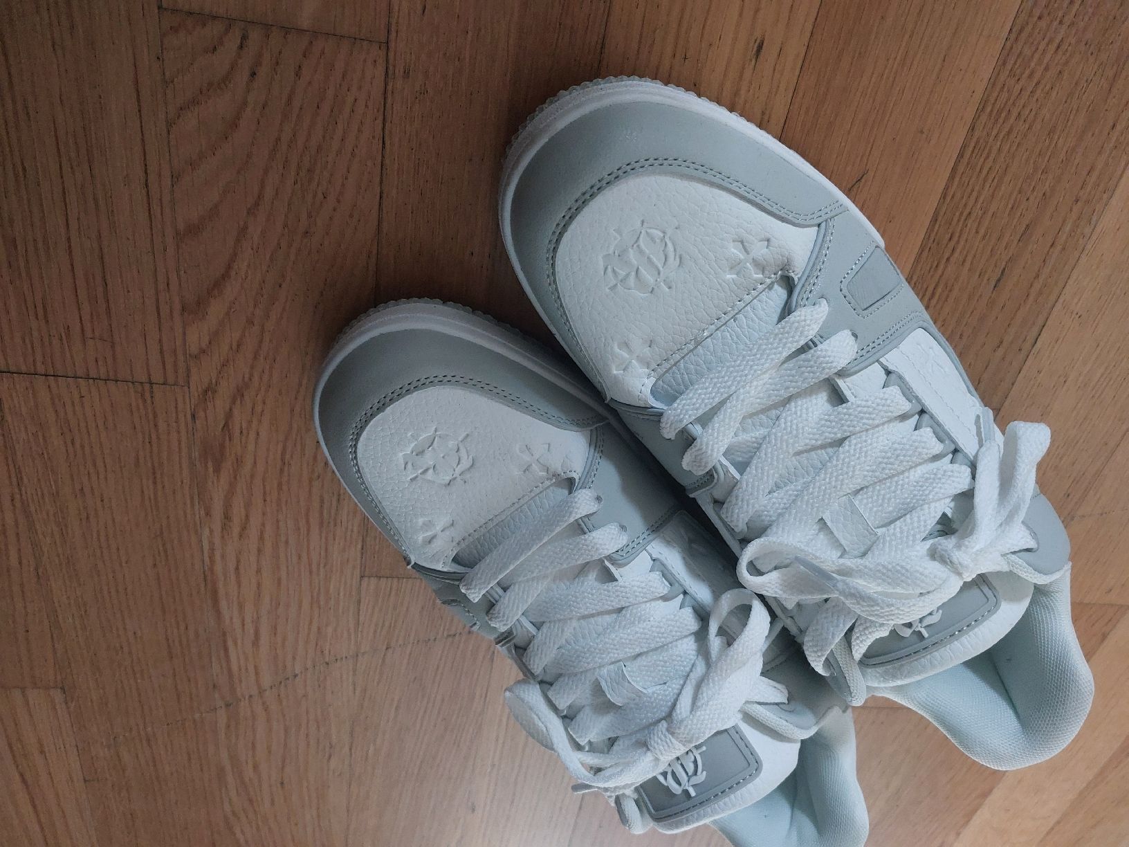 Scarpe da uomo: Sneakers Gr. 44Weiss/Grau – Nuovo e nell'imballaggio originale da Gwatt (Thun) venduto da B.D.999 1