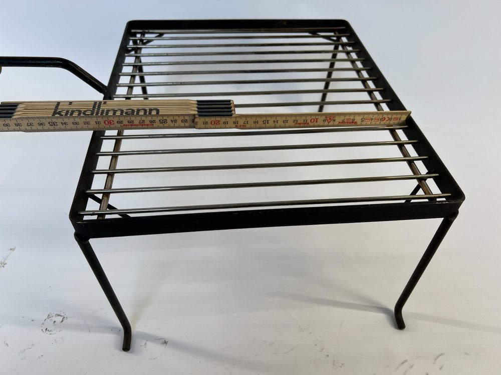 Harilla Tragbarer Faltgrill Mit Ständer Und Rost – Kompakter Lagerfeuer-Grill – Für Picknick, Camping & Garten – Eisen-Gestell