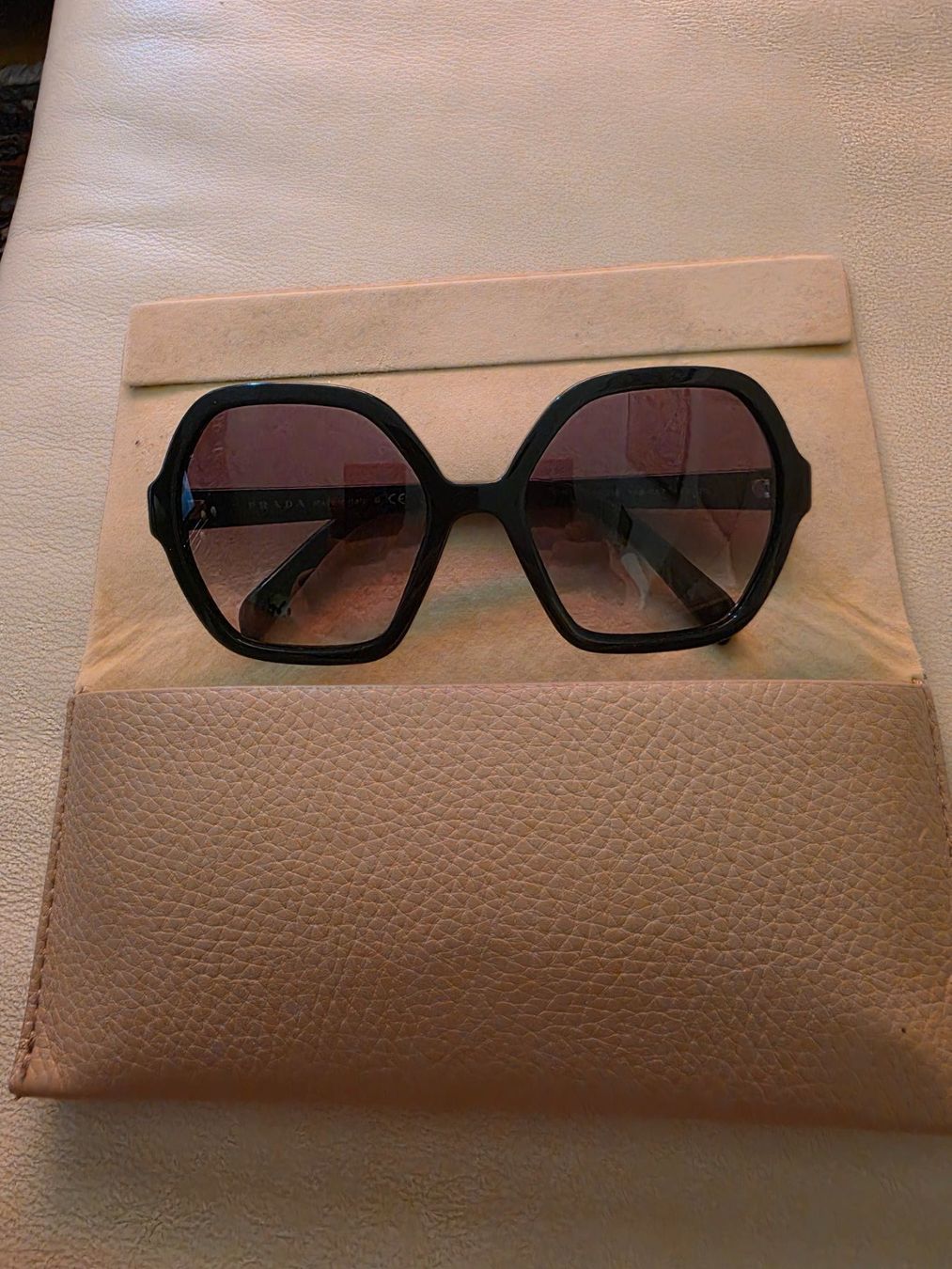 Prada Occhiali & Lenti: Sonnenbrille Prada SPR 06L – Nuovo (secondo la descrizione) da Zürich venduto da MBU52